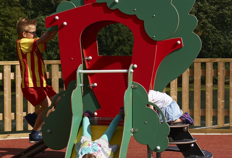 AIRE DE JEUX JARDIN IZEL VOR  ENFANTS PORTRAIT ©B.GALERON