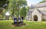 Eglise du Perguet et costumes traditionnels