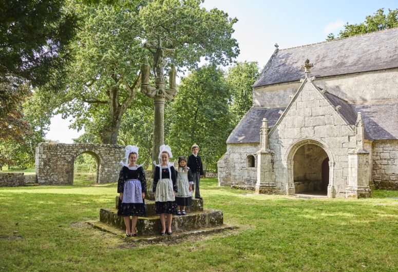 Eglise du Perguet et costumes traditionnels