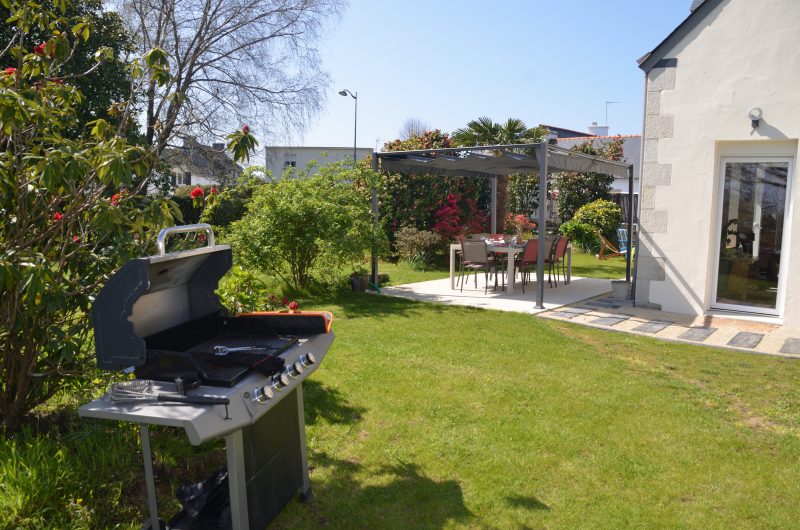 jardin-barbecue-terrasse-gite-fouesnant